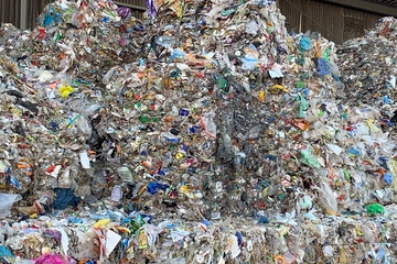 Mechanisch nicht verwertbare Kunststoffabfälle als Eingangsmaterial für chemisches Recycling (Foto: KI)