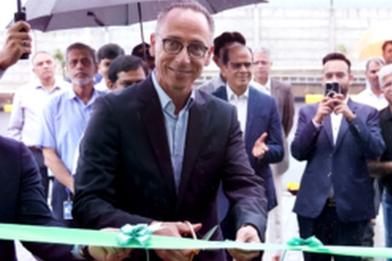 Scherenschnitt bei der Einweihung: CEO Eelco Spoelder in Pune (Foto: Autoneum)