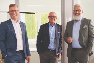 Freuen sich über den Zuwachs: Schauenburg-Chef Hans-Peter Niederwald (Mitte) mit COO Ralf Winter (re.) und CSO Lars Blatt (Foto: Schauenburg Industrietechnik)