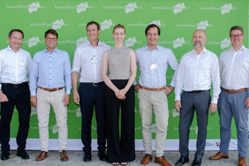 Der Vorstand: Dr. Christian Haessler, Alexandre Dangis, Dr. Patrick Glöckner, Ines Oud, Prof. Dr. Reinhard Schiffers, Dr. Jörg Ulrich Zilles und Peter Barlog (v.l.n.r., Foto: Kunststoffland NRW)
