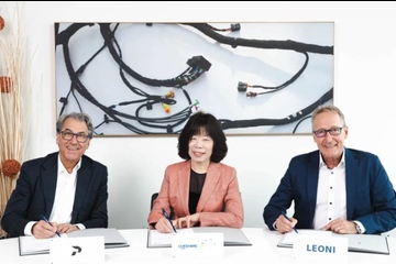 Freut sich sicherlich über ein gutes Geschäft: Der bisherige Alleineigentümer Stefan Pierer (li). mit Grace Wang von Luxshare und dem Leoni-Vorstandschef Klaus Rinnerberger (Foto: Leoni)