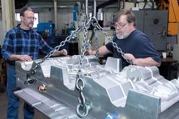 Handling von Spritzgießwerkzeugen bei Toledo Mould & Die (Foto: TMD)