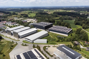 Der Firmensitz im oberbayerischen Amerang: Zwei weitere Hallen sollen hinzukommen (Foto: Auer Packaging)