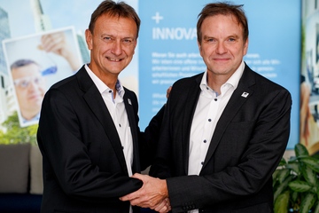 Der alte Chef und der neue: Michael Kundel (li.) und Karsten Jänicke (Foto: Renolit)