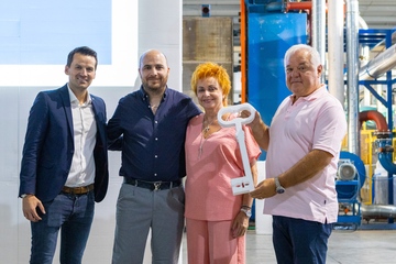 Schlüsselübergabe: Dr. Heimo Pascher (li.) mit dem Monosi-Geschäftsführer Ilias Strousidis und den bisherigen Eigentümern Maria Katsaounidou und Nikos Strousidis (Foto: Austrotherm/Porikis Efstathios)