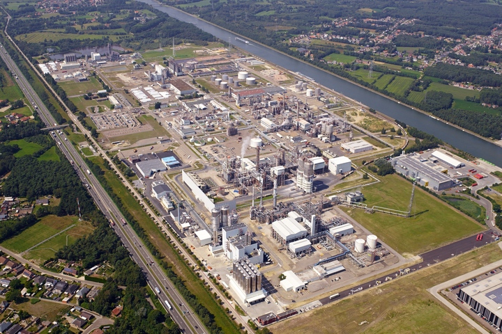 Petrochemie-Komplex im belgischen Geel, zwischen der Autobahn A 13 und dem Albertkanaal: Die früheren BP-Anlagen gehören heute zu Ineos (Foto: BP)