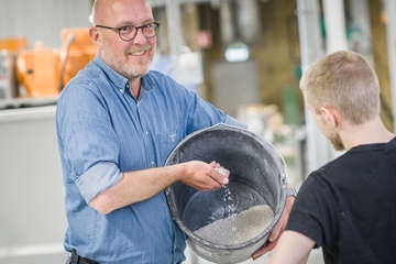 Vorzeigbar: Gaia-CEO Peter Stenström mit einer Handvoll Biodolomer (Foto: Gaia Biomaterials)