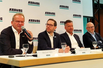 Müssen sie Stellen streichen? Die Arburg-Geschäftsführung – Michael Hehl, Steffen Kroner, Tobias Baur und Guido Frohnhaus (v.l.n.r.; Foto: KI)