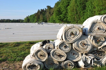 Die Recyclinganlage bei Nantes ist auf ausrangierte Agrarfolien spezialisiert (Foto: KI)