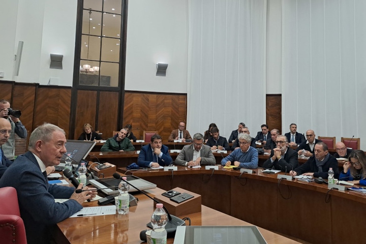 Runder Tisch zum Wogenglätten: Wirtschaftsminster Adolfo Urso (links) dürfte in den kommenden Monaten noch einiges zu tun haben (Foto: Ital. Wirtschaftsministerium)