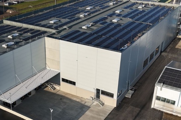 Blick aus der Vogelperspektive auf die neue Halle: Erweiterung der Regalflächen am Stammsitz in Niederösterreich (Foto: Gabriel-Chemie)