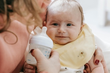 So sieht ein glückliches Kind aus: Der Einsatz von BPA in Baby-Fläschchen ist bereits seit 2011 untersagt (Foto: Pexels / Sarah Chai)