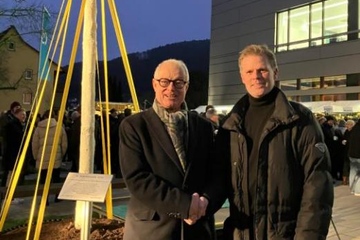 Dr. Harald Marquardt (li.) und Bernd Twiehaus bei der Stabsübergabe: Ersterer erhielt als Abschiedsgeschenk von der Belegschaft eine Eiche als Symbol für sein langjähriges Wirken (Foto: Marquardt)