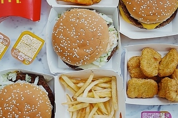 Reich gedeckt: In Tübingen müssen Fastfood-Liebhaber für Einwegverpackungen extra zahlen – wobei pro Mahlzeit eine Obergrenze von 1,50 EUR gilt (Foto: Pexels / Ready made)