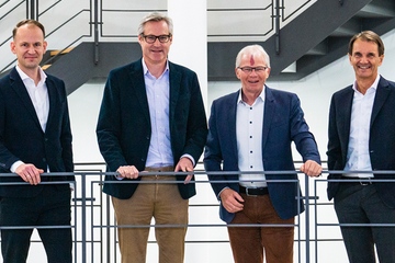 Übergabe der Staffelstäbe: Sebastian Lange, Dr. Axel von Wiedersperg, Helmut Huber und Markus Gschwandtner (v.li.; Foto: Brückner)

