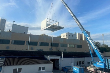 Am Haken: Vorbereitung des Aufbaus der neuen Blasfolienanlage (Foto: Coreth)