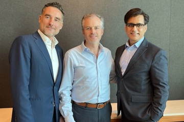 Freuen sich auf die neue Zusammenarbeit: Renzo Davatz (CEO Netstal), José Lelo de Larrea (Geschäftsführer Netstal Máquinas) und Nadeem Amin (President Netstal Americas; v.li.; Foto: Netstal)