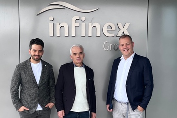 Der neue Geschäftsführer, der scheidende Chef und der strategische Partner: Talat Bahadir (li.) und Özcan Bahadir mit dem Infinex-Chef Martin Hartl (Foto: Bahadir Innovation Thermoplast)