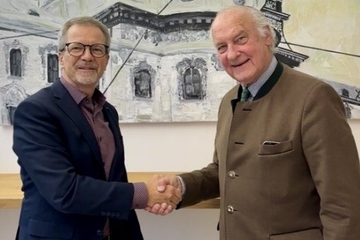 Der Deal steht: Reto Bachmann, CEO der Bachmann Group, und Dr. Jürgen Kubern, Inhaber HerkuPlast Kubern (v.li.; Foto: Bachmann)