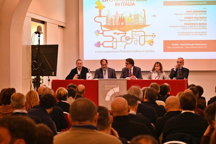 Gut besucht: Pressekonferenz der Gewerkschaften zum strategischen Umbau der Basischemie in Italien. (Foto: Filctem CGIL)