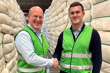 Shake Hands im Wareneingang von Polymer Solutions: Geschäftsführer Jörn Bahr (li.) und Louis Krall, Prokurist von Polymer Solutions und Krall Kunststoff-Recycling (Foto: Polymer Solutions)