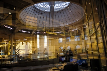 Hier wollen alle Parteien möglichst zahlreich rein: Blick in den Plenarsaal unter der Reichstagskuppel (Foto: Deutscher Bundestag, Thomas Trutschel, photothek)