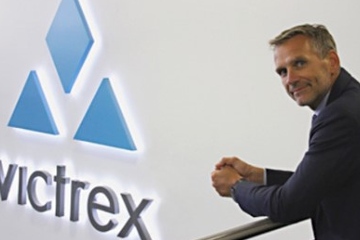 Der Chef und sein Logo: Jakob Sigurdsson (Foto: Victrex)