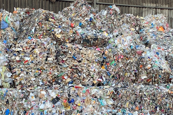 Klaffende Lücke: Von 5,6 Mio t Kunststoffabfällen in Deutschland wurde nur etwas mehr als die Hälfte recycelt (Foto: KI)