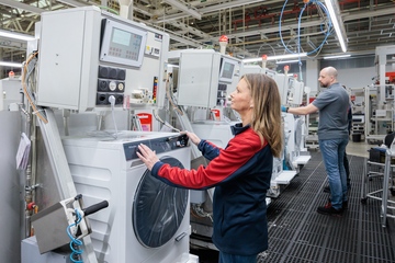 Waschmaschinen-Qualitätskontrolle in Gütersloh (Foto: Miele)