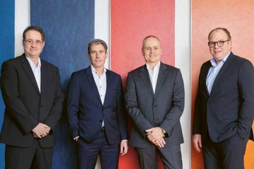 Die Chefs des Unternehmens aus Baar: CEO Jens Fankhänel (2.v.r.), CFO Andreas Jaeger (2.v.l.), Executive Vice President Flooring Systems Jean-Michel Wins (li.) und Executive Vice President Movement Systems Marc Deimling (Foto: Forbo)