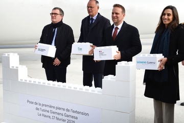 Grundsteinleger-Quartett: Gamesa-Frankreich-Geschäftsführerin Yara Chakhtoura, Industrieminister Marc Ferracci, Bürgermeister Edouard Philippe und Christophe Berthelin, CEO des Hafenbetreibers Haropa (v.r.n.l., Foto: Siemens Gamesa)