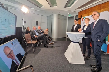 Sehen und gesehen werden: Dr. Ralf Düssel, Dr. Christine Bunte und Maximilian Nichterlein (auf der rechten Seite v.r.n.l.)  bei der Jahrespressekonferenz von Plastics Europe Deutschland (Foto: KI)